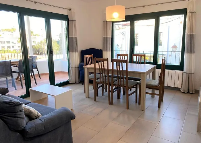 Trilla - Casa Reformada Con Garaje Y Terraza Cadaqués